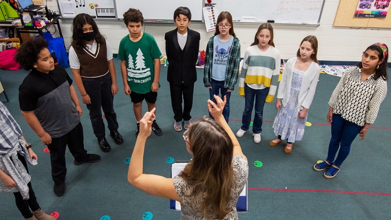 Teacher Michelle McCarten conducting her choiresters during rehersal