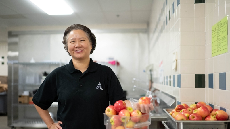 Mijin Lee holds apples