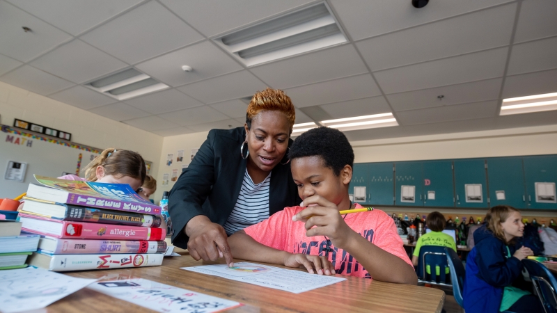 Keytrell Slack helps a student. 