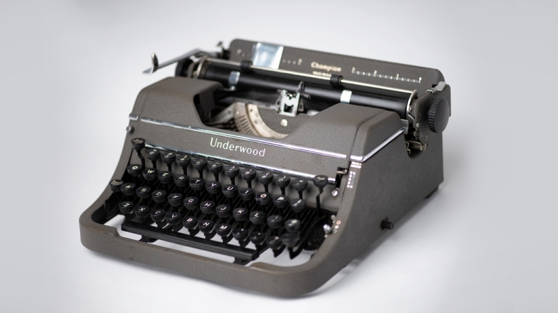 Photograph of an antique Underwood typewriter.