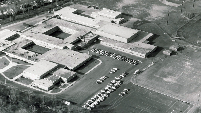 Aerial photograph of Fort Hunt High School.
