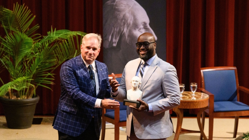 Sean Miller receives the 2021 History Teacher of the Year Award from George Washington's Mount Vernon