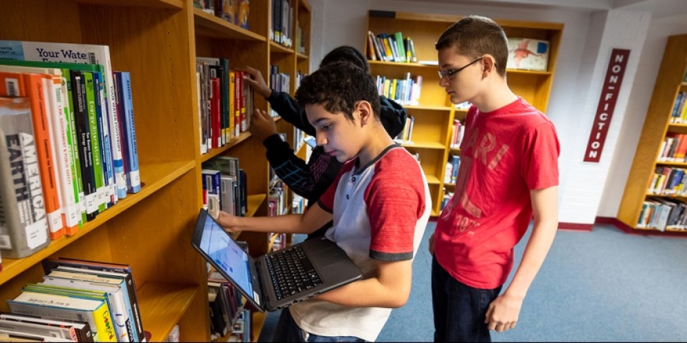 students using resources in the mountain vernon high school library